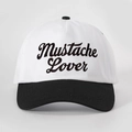 Dettaglio del ricamo Mustache Lover sulla corona della borsa da baseball bianca e nera - Taglia unica / Splicing Bianco e Nero