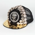 Detalle de gorra hip hop con calavera de diamantes 3D y remaches dorados brillantes - Ajustable / Negro/Dorado
