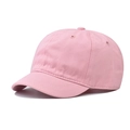 Detalle de gorra rosa de algodón con visera corta y orificios de ventilación bordados - Ajustable / Rosa