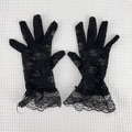 Eleganti guanti in pizzo floreale nero con polsini a balze per costumi vintage - Guanti in Pizzo con Volant Neri