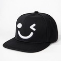 Verstellbare schwarze Snapback-Mütze mit weißem, besticktem Augenzwinkern-Smiley-Design - 56-58cm/Einstellbar / Schwarz