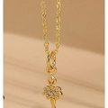 Gros plan du pendentif clé en or avec zircons brillants sur une chaîne délicate - Fille de Ballet Or (XL2473)