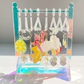 Detalle del expositor de joyas de acrílico irisado con mini ganchos de percha para aretes - Nuevo Estilo Iridiscente (Con 8 Perchas)