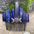 Peigne à cheveux en cristal bleu avec lune et étoile sur roche de mousse - Lapis-Lazuli Fil Noir Lune d'Argent