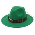 Détail du chapeau fedora vert à large bord avec boucle tête de taureau et lien en cuir - Vert Herbe