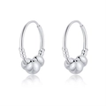 Vue macro de créoles en argent S999 avec trois billes polies sur un fond blanc pur - Matériau Argent S999 / Boucles d'oreilles à trois perles