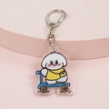Mignon porte-clés en acrylique avec animal de dessin animé blanc sur une trottinette - Chien sur Skateboard