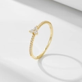 Anillo minimalista de plata S925 con trébol de circonitas sobre base de piedra blanca - US 5 / Dorado