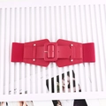 Dettaglio cintura elastica larga rossa con fibbia quadrata e borchie in metallo argento - Rosso