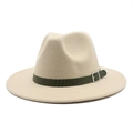 Dettaglio di cappello in lana crema con fascia verde scuro e fibbia in metallo argento - M (56-58cm) / Beige