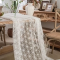 Elegante witte kanten tafelloper met bloemmotief op een rustieke houten eettafel - 130x350cm / Wit Gestippeld Bloemenkant