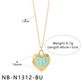 Détail du médaillon en cœur avec émail bleu, étoile et lune dorées sur chaîne de 40 cm - Médaillon Cœur Lune Étoile Bleu (NB-N1312-BU)