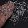 Primer plano de ganchos plateados para pendientes con bola y muelle para joyería DIY - Gancho de oreja de cruz / Oro blanco