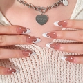 Unghie finte a mandorla French con base nude e delicati accenti di perle - Stile Francese Con Perle E Strass (JP1565)