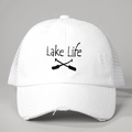 Dettaglio del berretto bianco invecchiato con ricamo Lake Life e rete traspirante - Taglia unica / Bianco