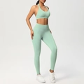 Dettaglio del reggiseno sportivo all'americana verde menta e leggings da yoga - XS / Verde Palma