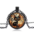 Halloween Halskette mit schwarzer Katze und Kürbis Glasanhänger auf weißem Hintergrund - Schwarze Katze & Kürbis-Stil
