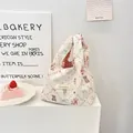 Dettaglio della borsa da pranzo in cotone trapuntato con orsetti e motivi a fiocco - Pasticceria in Pizzo
