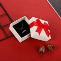 Caja de joyas beige con lazo rojo que incluye collar dorado y anillo de diamante - 7*7*3.5cm / Lazo rojo