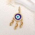 Goldener Evil Eye Anhänger mit Kristallfedern auf einer weißen rustikalen Fläche - Feder Böser Blick Anhänger / Goldene Feder (A0823)