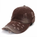 Detailansicht der braunen Baseballkappe im Used-Look mit Rissen und ausgefranstem Rand - Verstellbar / Kaffeebraun