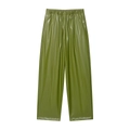 Detailansicht der olivgrünen PU-Lederhose mit weitem Bein und elastischem hohem Bund - Grüne Hose