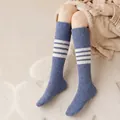 Marineblaue und weiß gestreifte Kniestrümpfe aus Korallenvlies für warme Wintertage - Einheitsgröße / Blau