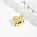 Makroaufnahme von 18k vergoldetem hohlherz Anhänger mit gesteppter Textur für Damen - 24*20mm Gesteppter Herzanhänger / Gold