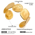 Detalle del brazalete de acero inoxidable en oro de 18K con diseño martillado impermeable - Estilo Abierto Martillado Dorado (JDB0107010)