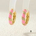 Dettaglio di orecchini a cerchio in smalto rosa placcati oro con pietre di zirconi - Stile Smalto Rosa Neon (ER0688-B)