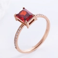Anello principessa oro rosa con zircone rosso rettangolare e piccoli diamanti laterali - US 6 / Oro rosa