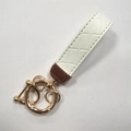 Weißer geflochtener Leder-Schlüsselanhänger mit roségoldenen Metallteilen - Weiß (Goldene Hardware)
