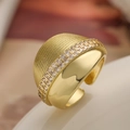 18K vergoldeter breiter geometrischer Ring mit Zirkonia und gerippter Textur für Damen - Dreιτεiliger Splicing-Stil (14346)