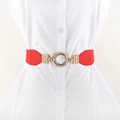 Elegante rode elastische damesriem met een fonkelende ronde gesp versierd met strassteentjes - Rood