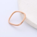 Minimalistischer quadratischer Titanring in Roségold mit Zirkonia-Stein für Damen - US 5 / Roségold