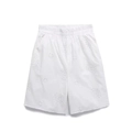 Detail van wit oogjesborduurwerk en elastische tailleband op de katoenen short - XS / Witte Broek
