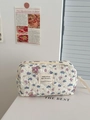 Borsa per trucco trapuntata con fiori e orsetto, etichetta 'today, mood' e zip - Pochette Ottagonale Orsetto Floreale Viola