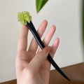 Épingle à cheveux en bois de santal avec une fleur délicate vert clair - Pic Design Bourgeon Vert / Vert clair