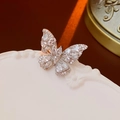 Eleganti orecchini a farfalla con cristalli e perle su un piatto bianco decorato - Ear Cuff - Argento - Orecchio Destro