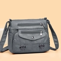 Sac bandoulière gris en cuir souple pour femmes mûres avec détails cœur et poches - Gris