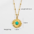 Détail du pendentif soleil doré avec pierre verte sur chaîne plate et dimensions - Amazonite