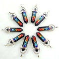 Gedetailleerde set blauwe zandsteen hangers met zeven chakra-stenen en zilveren sluitingen - Blauwe zandsteen