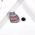 Épingle de chat gris en émail avec un pull géométrique coloré et un fermoir en caoutchouc - Style Chat Gris avec Pull Géométrique Coloré (CZ0712-1)