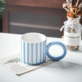 Moderner Keramikbecher mit blauen Streifen und rundem Griff für Kaffee und Tee - 350ml / Blau-weiß gestreifter Becher mit rundem Griff
