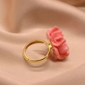 Eleganter goldener verstellbarer Ring mit großer rosa Rose auf Champagner-Samtstoff - Ring / Korallenrosa