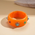 Detail van de boho oranje hars armband met vintage zilveren patronen en gekleurde kristallen - Oranje Marmer