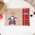 Mantel individual navideño de arpillera con camión de gnomos y bolsillos para cubiertos - Estilo 1 (Gnomo en coche negro)
