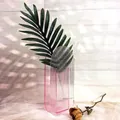 Moderne doorschijnende roze acryl boogvaas met verticale ribbeltextuur en golvend design - Lichtroze Gegolfd