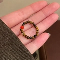 Detalle del anillo de cuentas de ojo de tigre con ágata roja y espaciador de metal dorado - 33# Anillo de Cuentas Multicolor y Cuenta de Metal Hueca