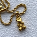 Collar con colgante de oso de oro de 18K con cadena de cuerda elegante sobre cuero blanco - Oso Altamente Pulido / Dorado